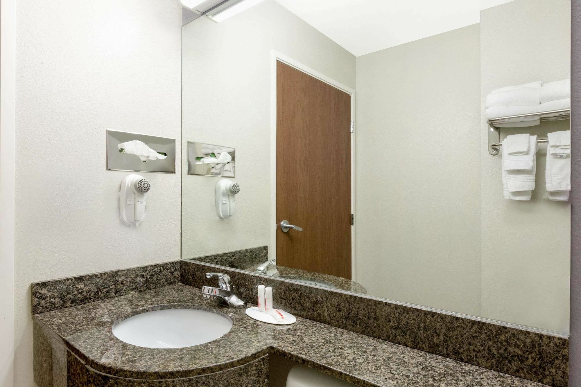 Microtel Inn & Suites By Wyndham Tuscaloosa Exterior foto